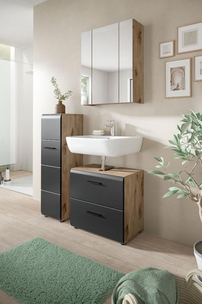 Badezimmermöbel-Set in Eichenoptik und Anthrazit mit Waschbeckenunterschrank, Hochschrank und Spiegelschrank im hellen Badezimmer.