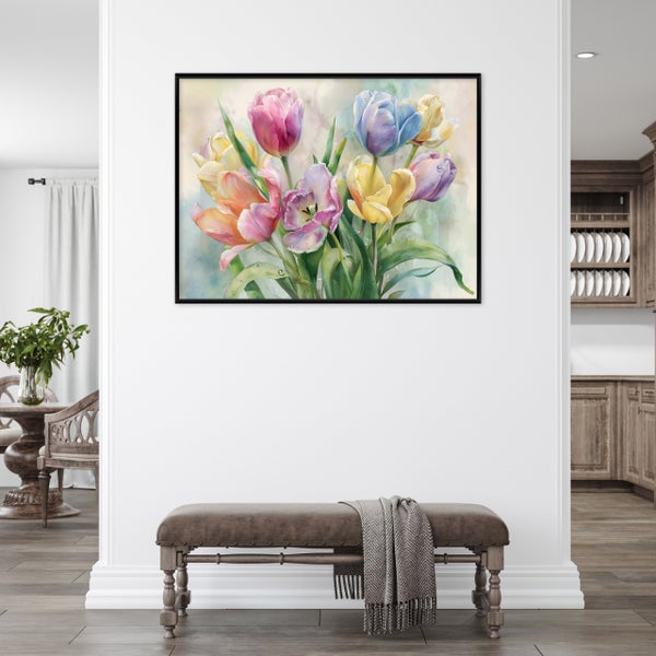 Wandbild mit Tulpenblüten im Aquarellstil in einem schwarzen Rahmen über einer gepolsterten Sitzbank in einem stilvoll eingerichteten Wohnbereich.