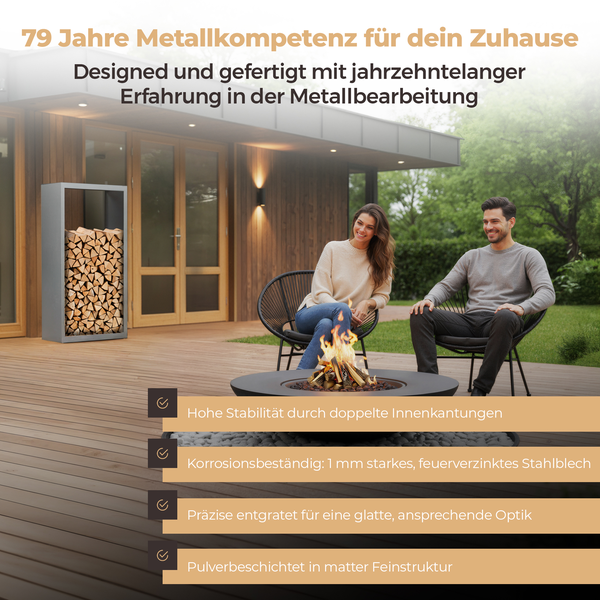 Paar auf Holzterrasse mit Feuerschale und Metall-Kaminholzregal. Text informiert über Korrosionsbeständigkeit und Stabilität der Metallverarbeitung.