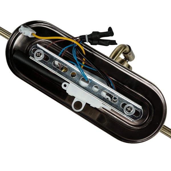 Detailansicht der Deckenhalterung einer Lampe mit Verkabelung