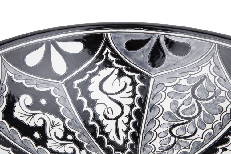 Detailansicht einer Waschschale mit floralem Muster