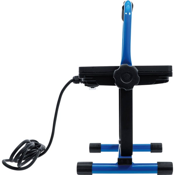 Tragbarer LED-Baustrahler in Blau und Schwarz mit verstellbarem Stativ und Netzkabel, Seitenansicht.