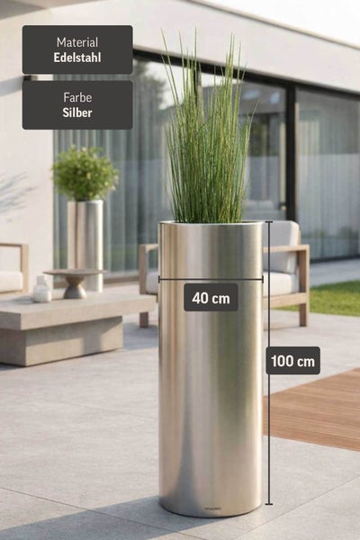 Zylindrische Pflanzsäule aus Edelstahl auf einer modernen Terrasse, Durchmesser 40 Zentimeter, Höhe 100 Zentimeter.