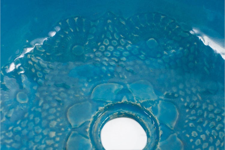 Detailaufnahme eines Waschbeckens aus Keramik