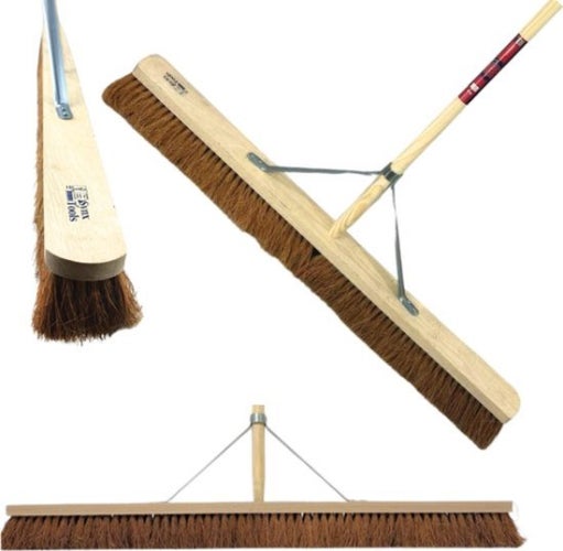 Kehrbesen mit Holzstiel und Kokosfaserborsten