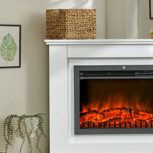 Weißer Elektrokamin mit Kaminkonsole, Flammen-Effekt und glühenden Holzscheiten in einem hellen, modern eingerichteten Raum.