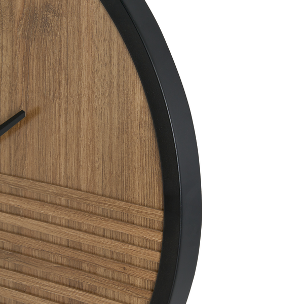 Runde Wanduhr mit strukturierter Holzoptik Oberfläche und einem umlaufenden Rahmen.