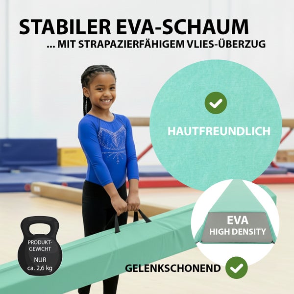 Mädchen hält einen Schwebebalken aus stabilem EVA-Schaum mit hautfreundlichem Vlies-Überzug. Er ist gelenkschonend und wiegt circa 2,6 Kilogramm.