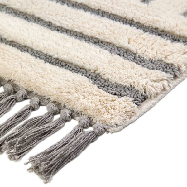 Teppich mit Streifen und Fransen