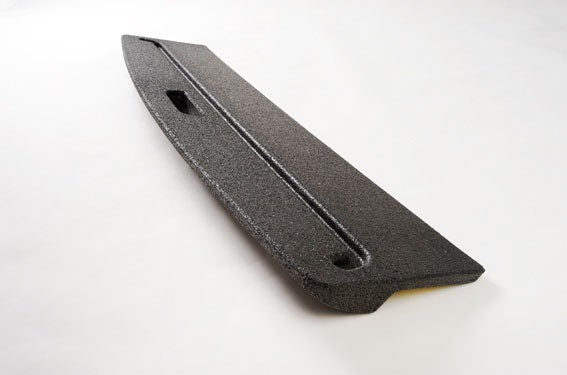 Schwarze Beckenumrandung aus Kunststoff für Swimmingpools mit strukturierter Oberfläche und Nut.