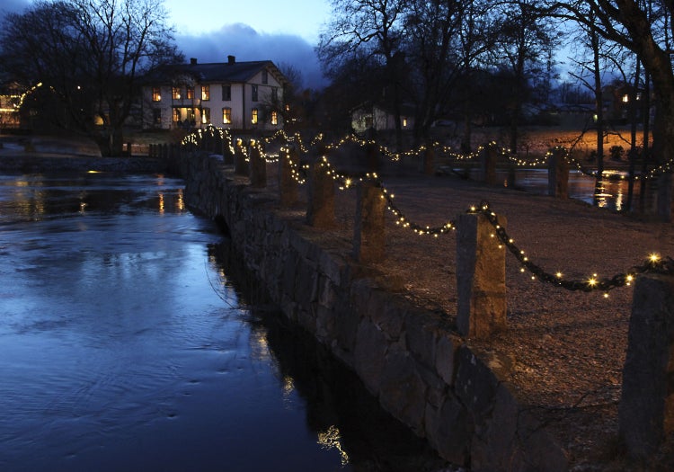 Dekoratives Arrangement mit Papiersternen, Kerzen und Vintage-Tür