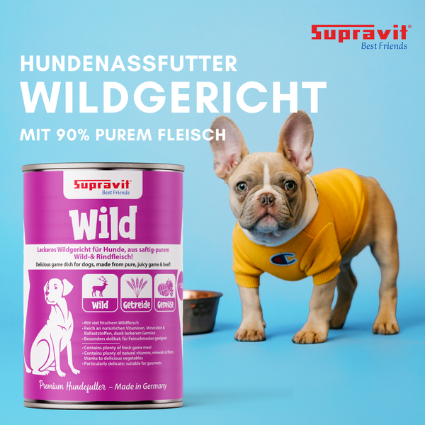 Hundenassfutter Wildgericht mit 90 % purem Fleisch neben einem Hund und einem Napf.