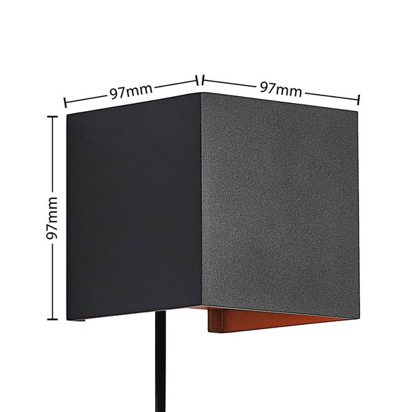 Hängelampe mit dekorativem Muster in einem Wohnraum