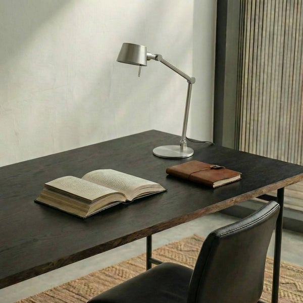 Schreibtisch mit Buch, Notizbuch und Schreibtischlampe