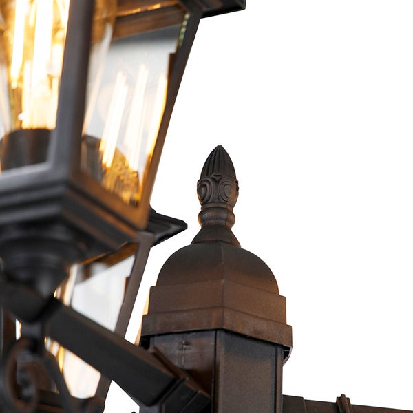 Detailansicht einer klassischen Außenleuchte mit dekorativer Spitze und sichtbarem Leuchtmittel im Vintage-Stil.