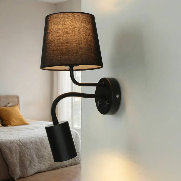 Wandleuchte mit Stoffschirm und beweglichem Spot im Schlafzimmer
