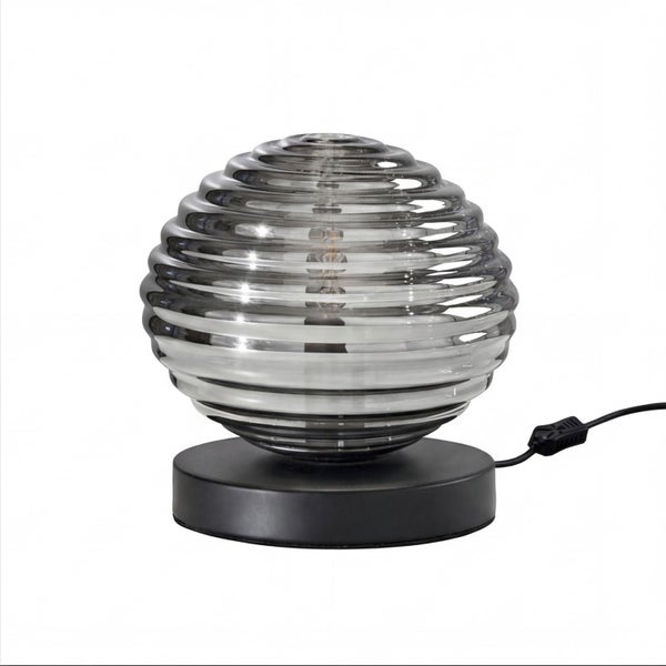 Moderne Tischleuchte mit rundem, geripptem Glasschirm in Rauchgrau und schwarzem Standfuß.