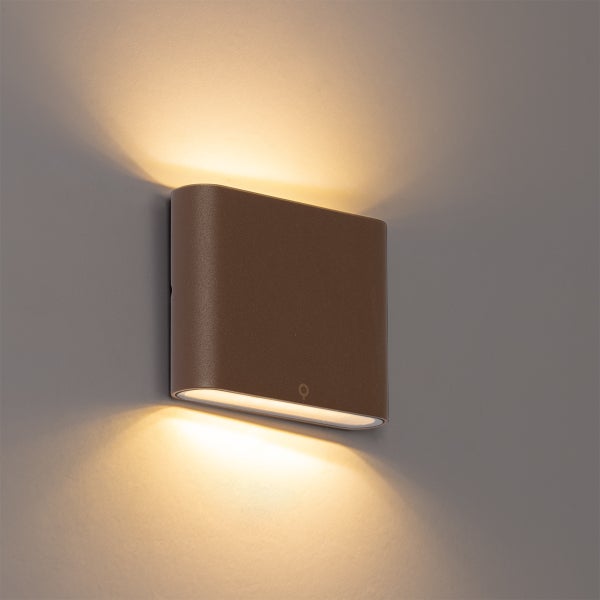 Braune Außenwandleuchte mit Up-and-Down-Licht an einer Wand montiert.