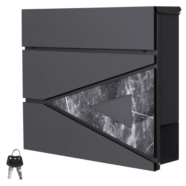 Wandbriefkasten aus Metall in Anthrazit mit dekorativem Dreieck in Marmor-Optik und zwei Schlüsseln.
