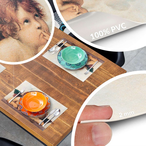 Zwei Tischsets aus 100 Prozent PVC mit Engel-Motiv auf einem Holztisch, Materialstärke 2 Millimeter.