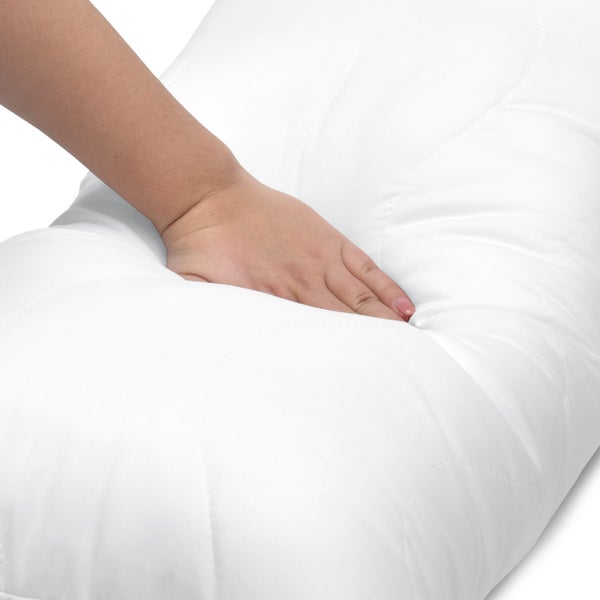 Weißes Kissen wird mit der Hand berührt