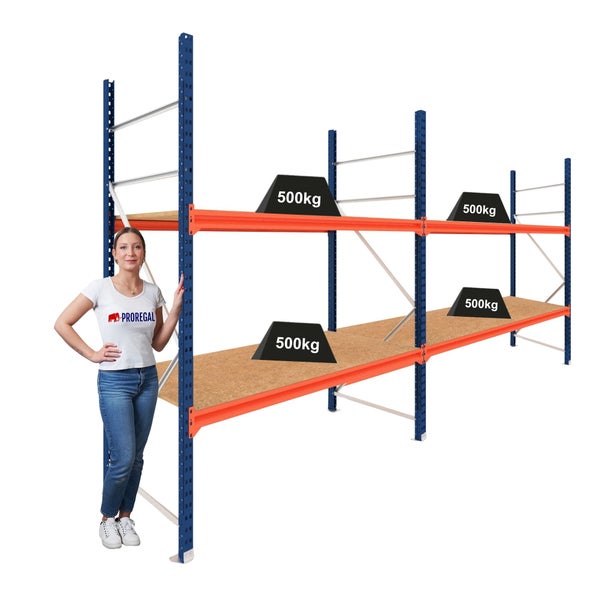 Schwerlastregal von PROREGAL mit blau-orangem Stahlrahmen, Spanplattenböden und einer Tragkraft von 500 Kilogramm pro Ebene, mit einer Person daneben.