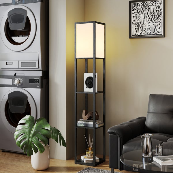 Moderne, schwarze Stehleuchte aus Holz mit integrierten Regalböden und einem rechteckigen Lampenschirm in einer Wohnzimmerumgebung.