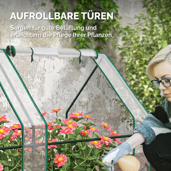 Eine Frau pflegt Blumen in einem kleinen Gewächshaus mit aufrollbarer Abdeckung für bessere Belüftung.