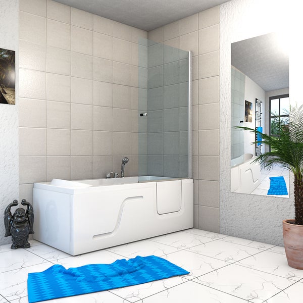 Helles Badezimmer mit einer weißen barrierefreien Badewanne mit Einstiegstür, einem Glasaufsatz, Chromarmaturen und hellen Wandfliesen.