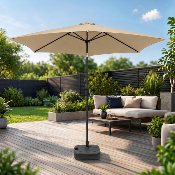 Quadratischer Sonnenschirm in Beige auf einer modernen Holzterrasse mit Lounge-Möbeln, Pflanzen und dunklem Zaun.