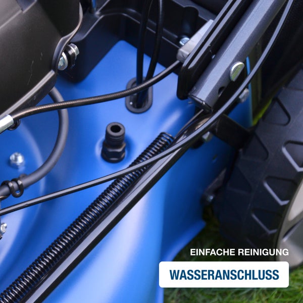 Detailaufnahme eines Rasenmähers mit Wasseranschluss zur einfachen Reinigung des Mähwerks.