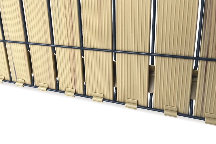 Detailansicht eines Zaunelements mit Lamellen und Befestigungsclips