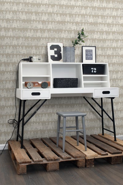 Schreibtisch mit Regalen und Ablagefächern, auf Paletten gestellt, mit Dekorationen und Hocker
