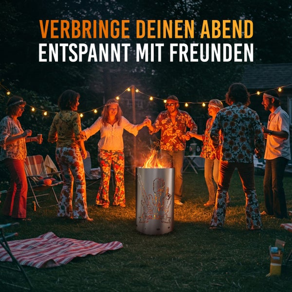 Gruppe von Freunden um eine Rock N Roll Feuersäule im Garten