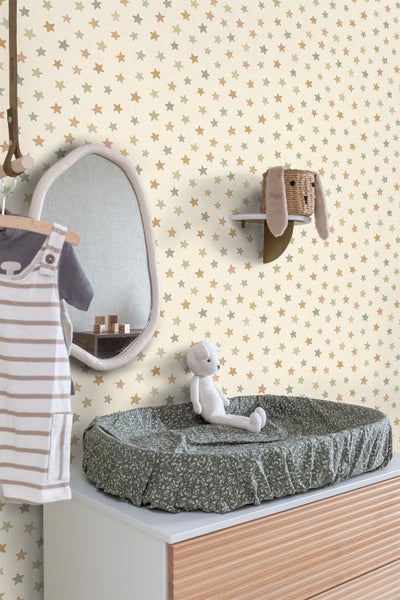 Kinderzimmer mit Wickelkommode, Spiegel und Sternentapete