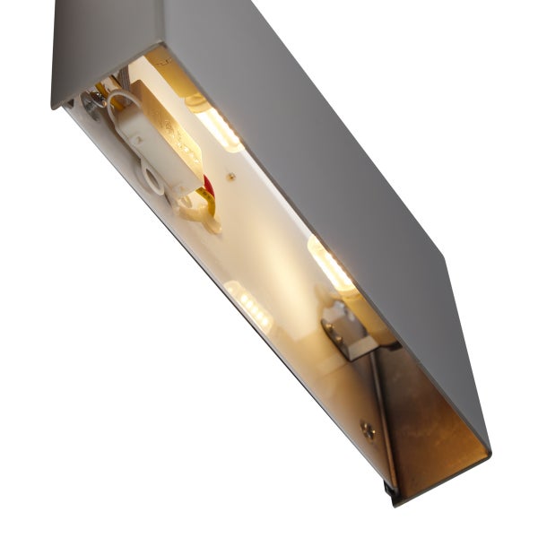 Innenansicht einer länglichen Lampe mit Leuchtmitteln