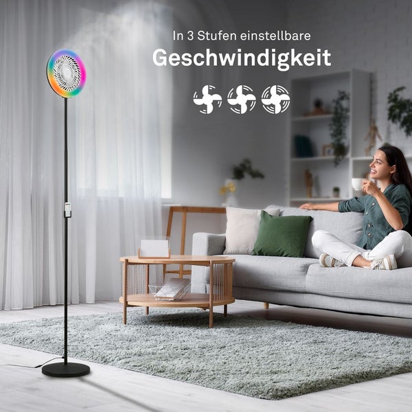Bodenventilator mit Sprühnebelfunktion, LED-Ring und 3 Geschwindigkeitsstufen in einem modernen Wohnzimmer.