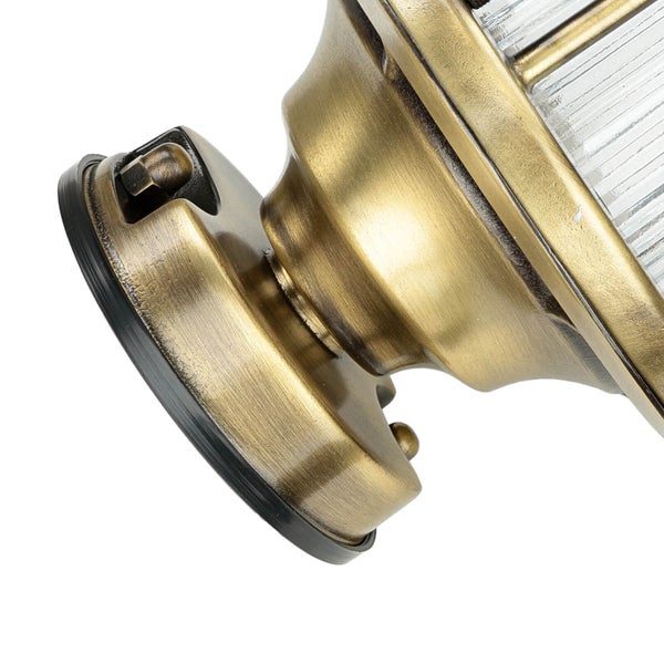 Detailaufnahme einer Wandleuchte aus Messing