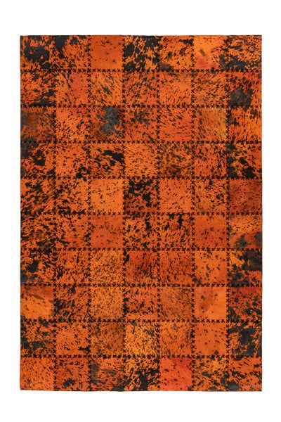 Patchwork-Teppich aus orangefarbenen und schwarzen Kuhfellquadraten mit Kreuzstichnähten.