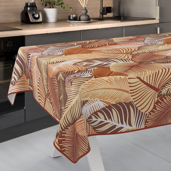 Tischdecke mit Blätterdesign auf einem Küchentisch
