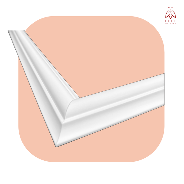 Zwei weiße Zierleisten im 90-Grad-Winkel