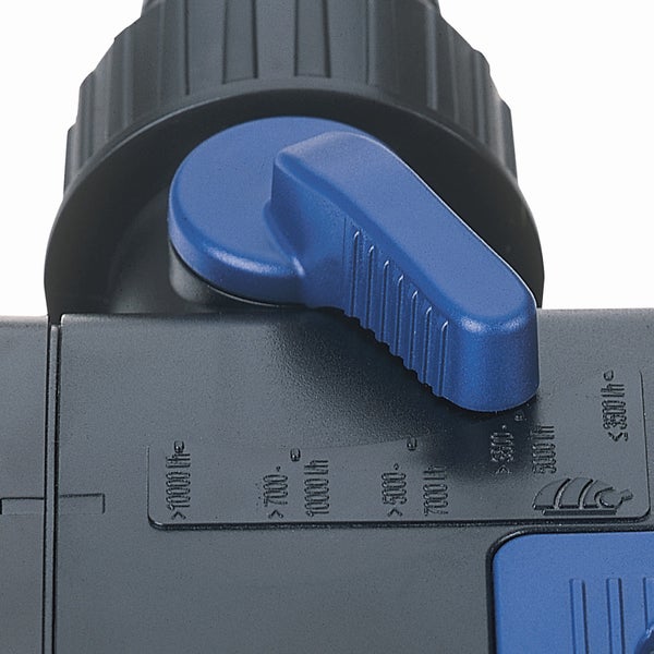 Nahaufnahme eines blauen Einstellhebels an einem Gehäuse mit einer Skala zur Regelung der Durchflussmenge in Liter pro Stunde.