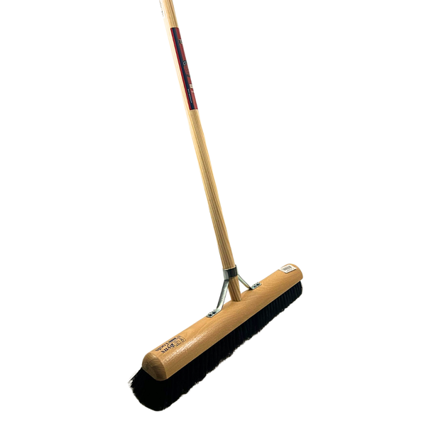 Kehrbesen mit Holzstiel und schwarzen Borsten