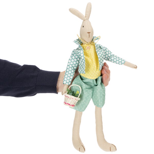 Osterhase Stofffigur mit gepunkteter Kleidung und Körbchen, in der Hand gehalten.