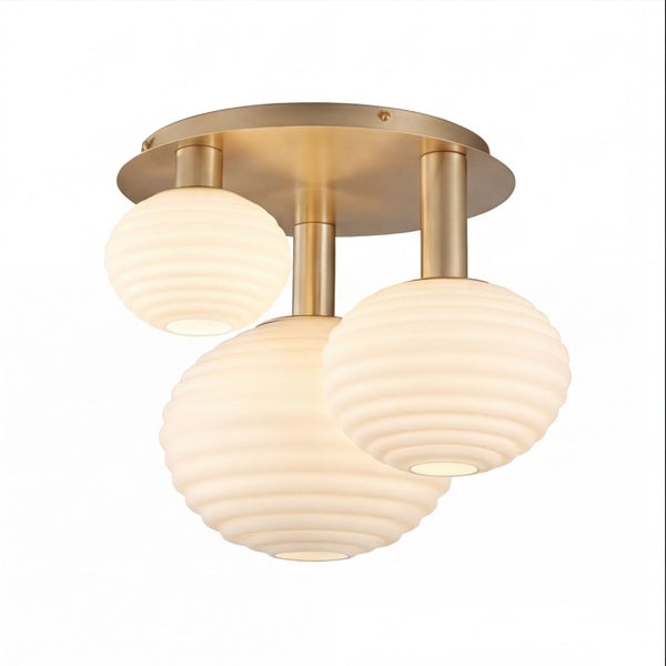 Dreiflammige Deckenleuchte mit gerillten Glaskugeln und goldfarbenem Metallgehäuse.