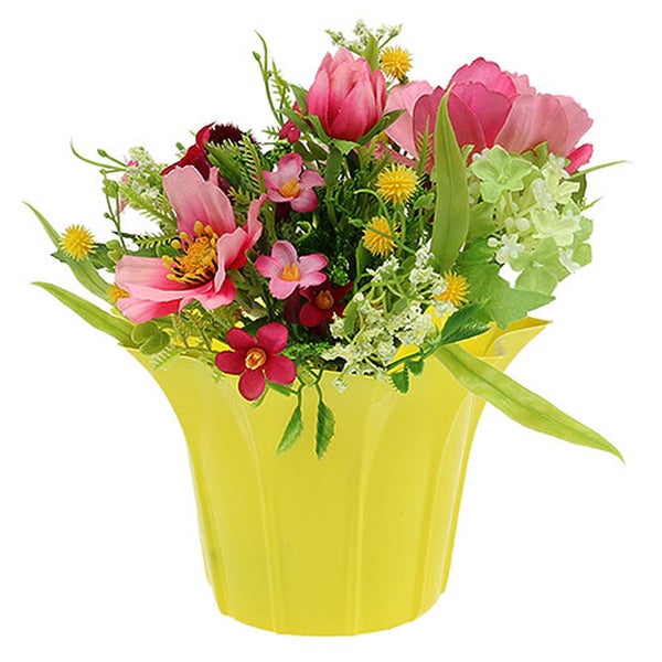 Künstliches Blumengesteck mit rosa und gelben Blüten in einem gelben, geriffelten Topf.