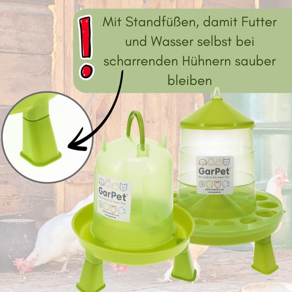 Zwei grüne GarPet Futter- und Wasserspender für Hühner mit stabilen Standfüßen