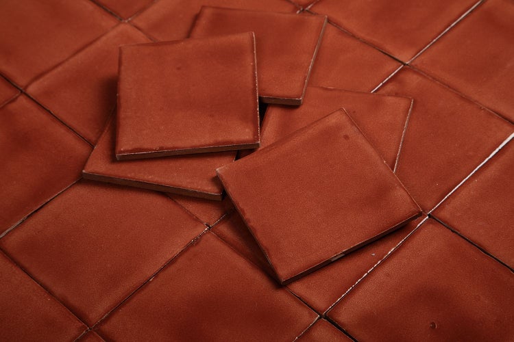 Quadratische Fliesen aus Keramik