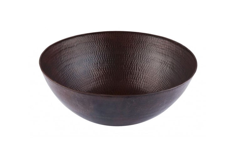 Waschbecken aus gehämmertem Metall