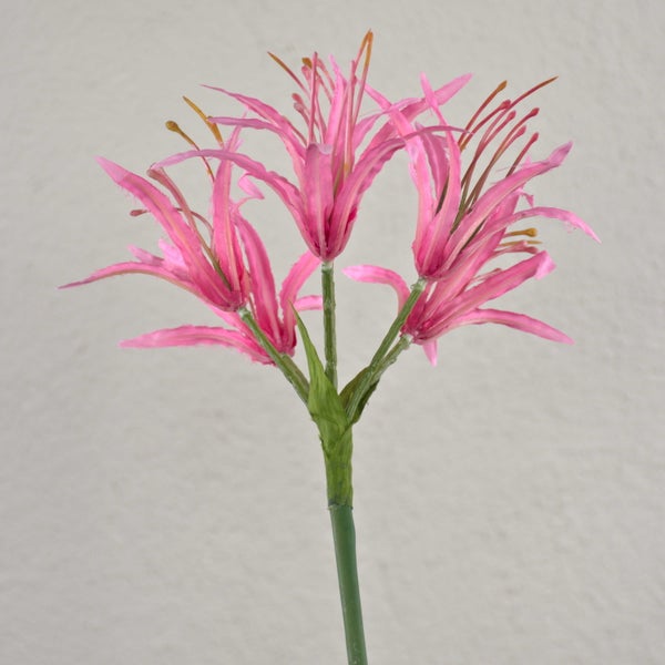 Künstliche Nerine Blume mit drei rosafarbenen Blütenköpfen, grünem Kunststoffstiel und Blütenblättern aus Textil.